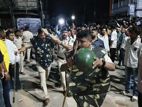 पत्थरबाजी में तारबाहर टीआई रवि तिवारी का सिर फट गया। उन्हें इलाज के लिए ले जाया गया।