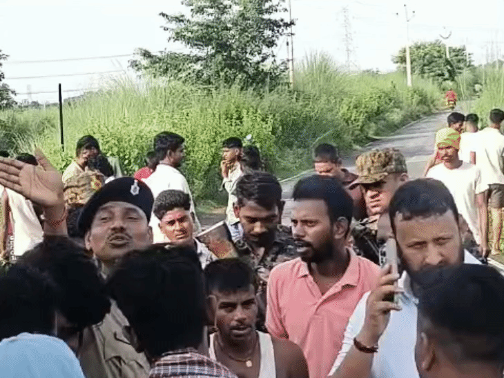 मौके पर जुटी लोगों की भीड़।