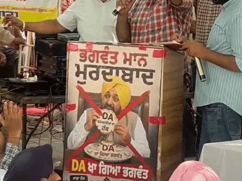 सीएम भगवंत मान के खिलाफ मुलाजिमों के प्रदर्शन की फाइल फोटो। - Dainik Bhaskar