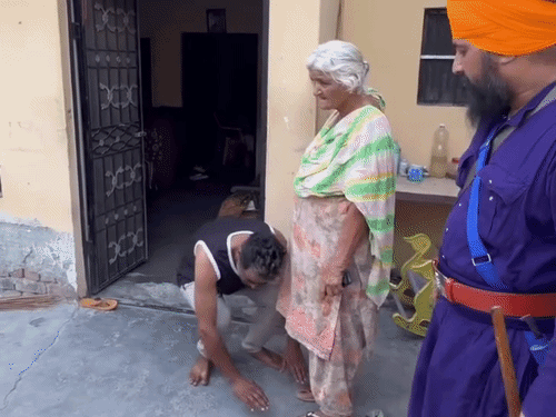 निहंगों ने पिटाई के बाद बेटे से मां के पैर पकड़वाए और माफी मंगवाई।