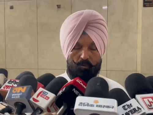 चुनाव के बारे में जानकारी देते पार्षद व उम्मीदवार युवराज सिंह सिद्धू।
