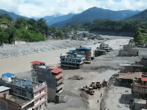 नेपाल के बाढ़ प्रभावित त्रिशूली इलाके का ड्रोन विजुअल, जहां भोटे कोसी नदी में बाढ़ ने से कई घर तबाह हो गए। - Dainik Bhaskar