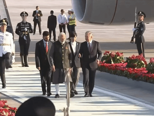 पीएम मोदी को एयरपोर्ट पर गॉर्ड ऑफ ऑनर दिया गया।