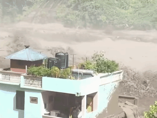 पानी और मलबे का बहाव इतना तेज है कि आस-पास के कई घर और पेड़ तबाह हो गए हैं।