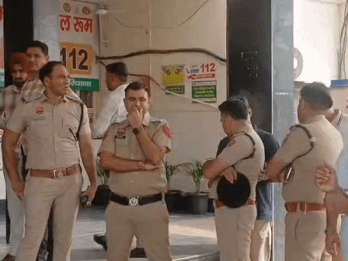 घटना के बाद सिविल अस्पताल के बाहर मौजूद पुलिस।