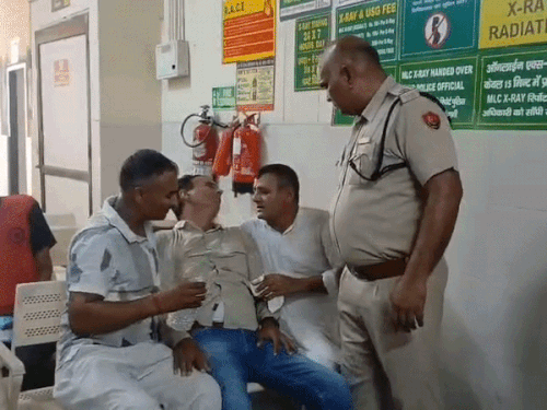 SHO कर्मवीर सिंह की मौत पर विलाप करते उनके परिवार के लोग।
