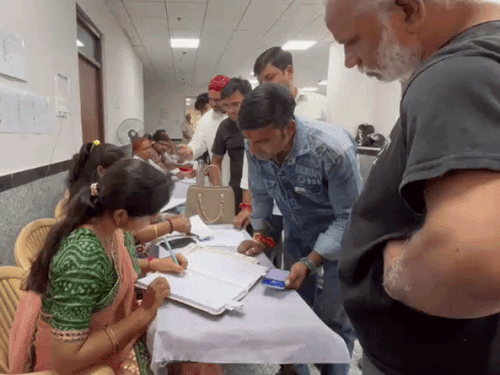 नामांकन फार्म लेने, जानकारी जुटाने व डिपोजिट राशि जमा कराने के लिए निर्वाचन कार्यालयों में उम्मीदवारों की भीड़ है।