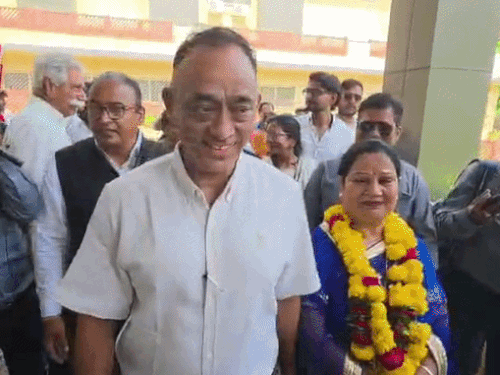 वार्ड नंबर 4 से पूर्व मेयर धर्मेंद्र गहलोत अपनी पत्नी हेमा गहलोत का नामांकन फॉर्म भरने चुनाव कार्यालय पहुंचे और नामांकन दाखिल किया।
