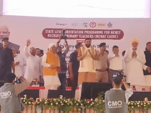 मुख्यमंत्री  नायब सैनी के नूंह दौरे से पहले युवा कांग्रेस जिलाध्यक्ष मुबीन तेडिया को उनके पुनहाना स्थित निवास पर पुलिस ने कार्यकर्ताओं सहित हाउस अरेस्ट किया हुआ है। - Dainik Bhaskar