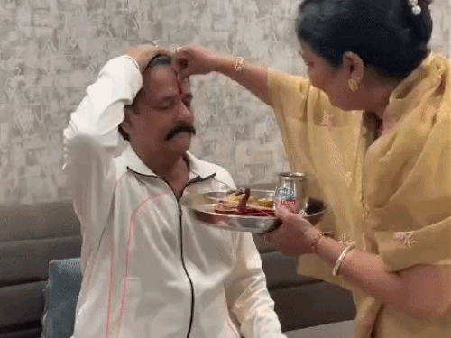 रक्षाबंधन पर पूर्व मेयर धर्मेंद्र गहलोत की पत्नी हेमा गहलोत ने निवर्तमान पार्षद ज्ञान सारस्वत के घर जाकर राखी बांधी। हेमा वार्ड नंबर 4 व सारस्वत वार्ड संख्या एक से निर्दलीय के रूप में चुनाव लड़ेंगे।