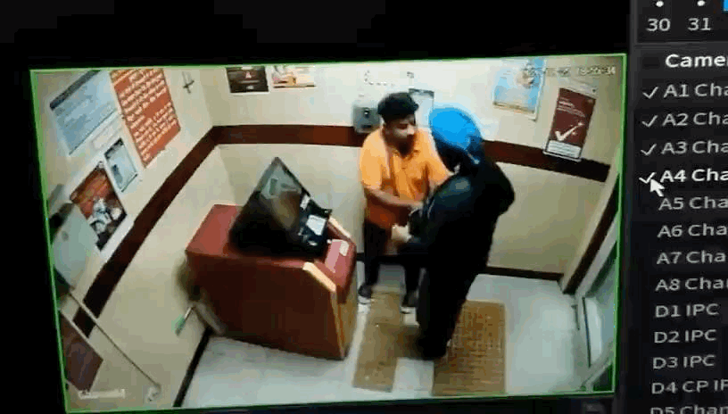 पैसे पकड़ते और पिस्तौल को साइड करते हुए बीजेपी नेता