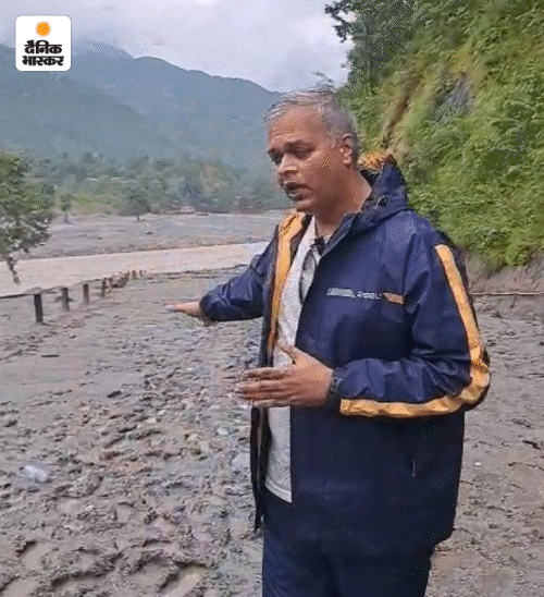 ये कैलाश मानसरोवर जाने वाला रास्ता है। आगे जिस जगह पानी दिख रहा है, वहां सड़क थी। बाढ़ में पूरा रास्ता बह गया।