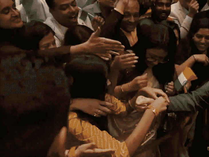ताशकंद में पीएम नरेंद्र मोदी भारतीय समुदाय के लोगों से मिले। इस दौरान कुछ महिलाओं ने पीएम मोदी की कलाई पर राखी बांधी।