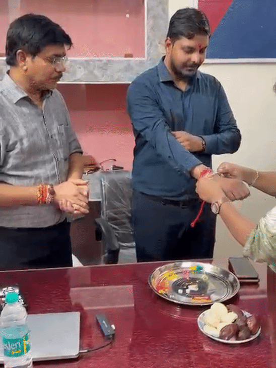 सीतामढ़ी SDM गौरव कुमार को भी महिला यात्रियों ने राखी बांधी।