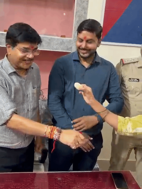 सीतामढ़ी के थानाध्यक्ष दीपक को महिलाओं ने राखी बांधी।
