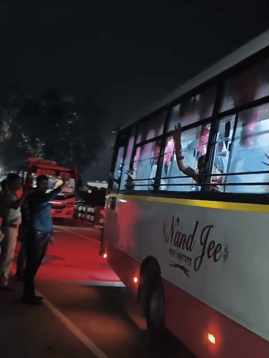 सभी यात्रियों को सीतामढ़ी से पटना बस से भेजा गया।