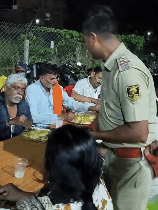 सीतामढ़ी पहुंचने पर पुलिस ने सभी यात्रियों को खाना खिलाया।