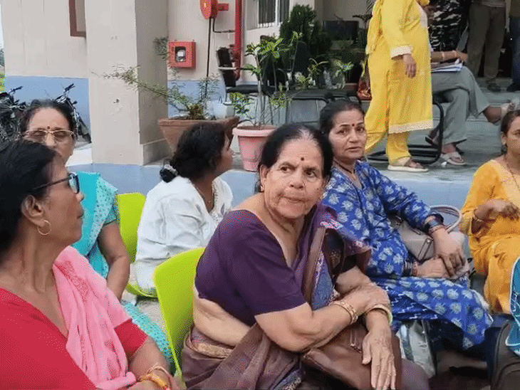 करीब 59 महिलाएं, 42 पुरुष और 5 बच्चे नेपाल से लौटे हैं।