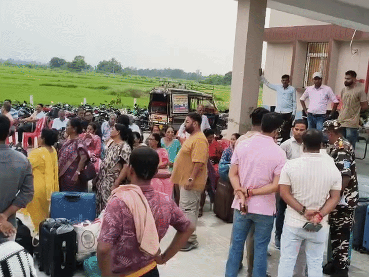 शुक्रवार को नेपाल में फंसे 106 भारतीयों को सुरक्षित सीतामढ़ी लाया गया।