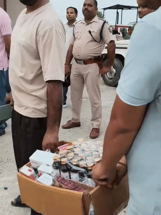 बीमार यात्रियों को दवाइयां दी गईं।