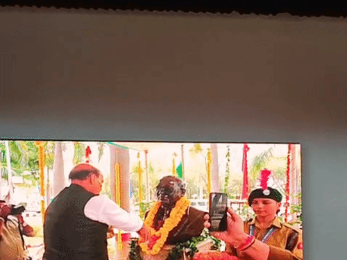 रक्षा मंत्री राजनाथ सिंह पहुंचे BBAU बाबा साहब की प्रतिमा पर किया माल्यार्पण।