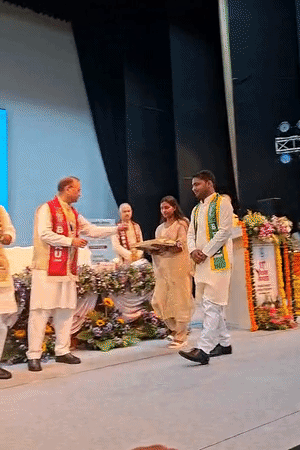 समारोह में 22 मेधावियों को मंच से सम्मानित किया गया।
