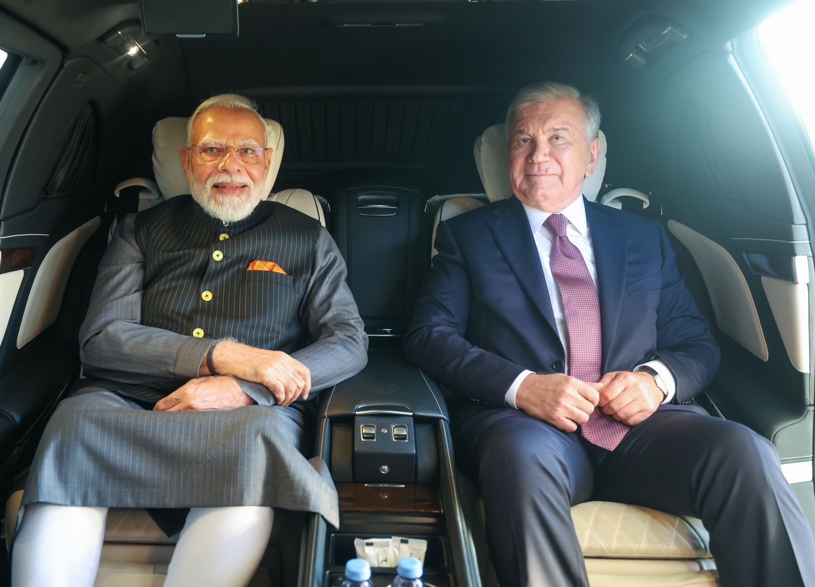 पीएम मोदी ताशकंद एयरपोर्ट से राष्ट्रपति शावकत मिर्जियोयेव के साथ एक ही कार में बैठकर निकले।