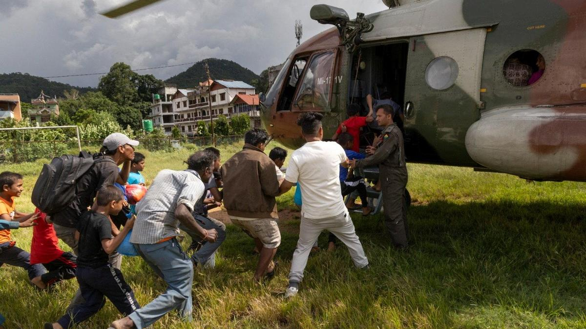 रेस्क्यू मिशन के दौरान नेपाली सेना का हेलीकॉप्टर