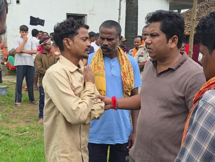 नीचे उतरने के बाद तहसीलदार ने युवक को समझाया।
