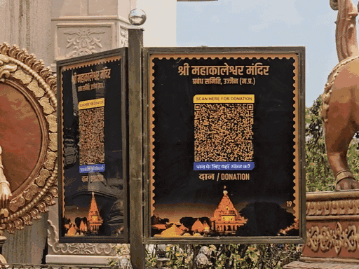 महाकाल मंदिर परिसर में दान के लिए लगा क्यूआर कोड।
