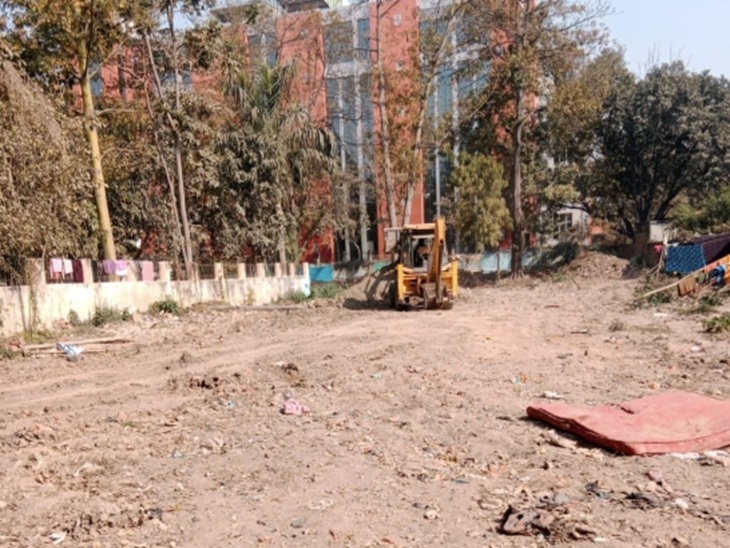 जेसीबी से झाड़ियों को हटाया जा रहा है।