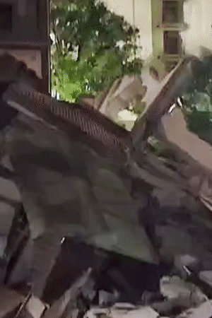 प्रयागराज में जॉर्ज टाउन स्थित स्वामी नारायण मंदिर का एक हिस्सा बारिश के बीच ढह गया।