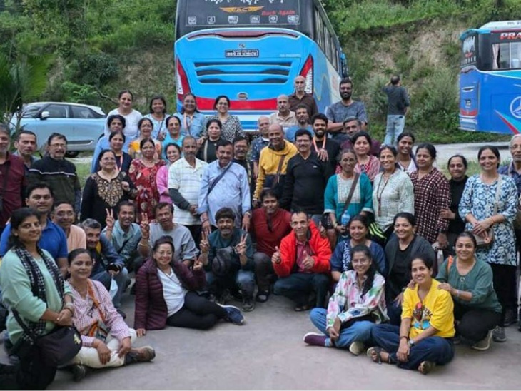 काठमांडू पहुंचे 53 भारतीय नागरिकों की तस्वीर।