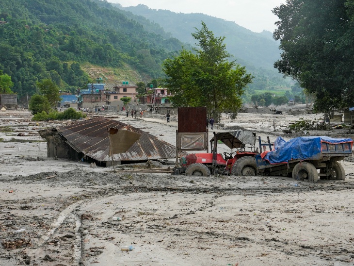 बाढ़ अपने साथ सैकड़ों गाड़ियां और घर बहा ले गई। अब हर जगह मलबा जमा है।