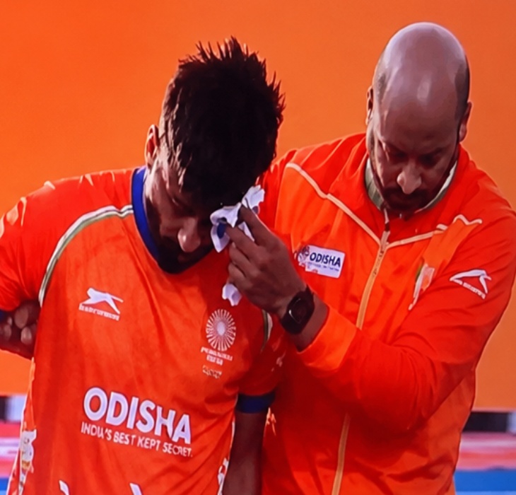 चोट के बाद मनप्रीत को मैदान से बाहर ले जाया गया।