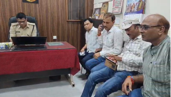 सीएसपी निरंजर राजपूत से चर्चा करते हुए शिक्षक संघ के पदाधिकारीगण।