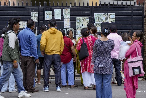 नेपाल में बाढ़ के बाद शुक्रवार को सेना के राहत केंद्र के बाहर लापता लोगों के परिजन अपनों की तलाश में जुटे रहे।