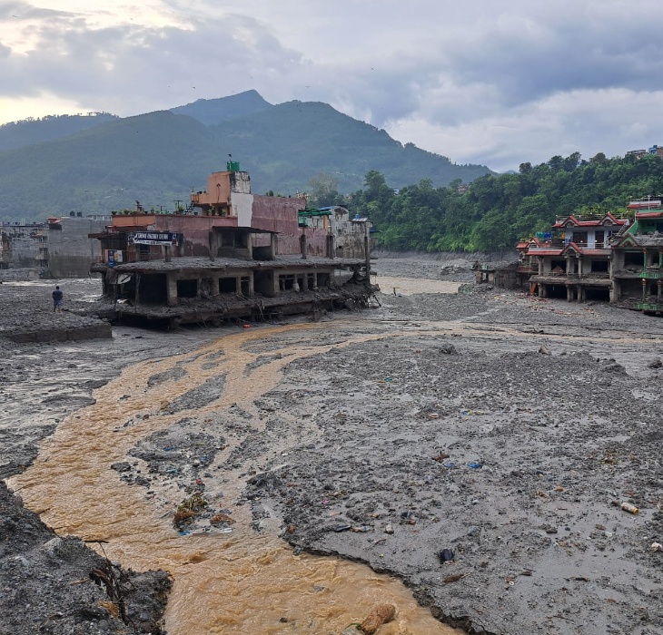 त्रिशूली में बाढ़ का पानी बसाहट के बीच से बहकर निकला। इससे घरों के निचले हिस्से मिट्टी से भर गए।