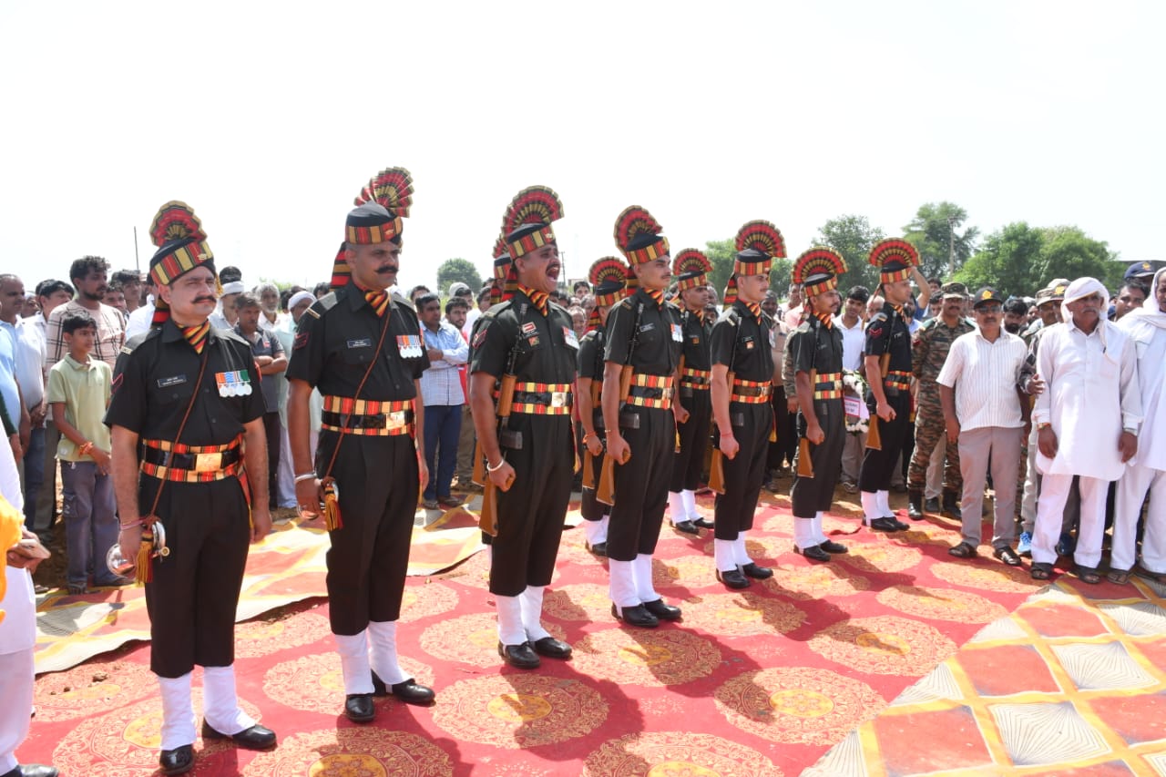 सेना की टुकड़ी ने श्मशान घाट में शहीद को सलामी दी।