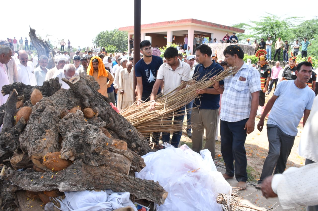 भूपेंद्र सिंह के भतीजे हर्षित ने उन्हें मुखाग्नि दी।