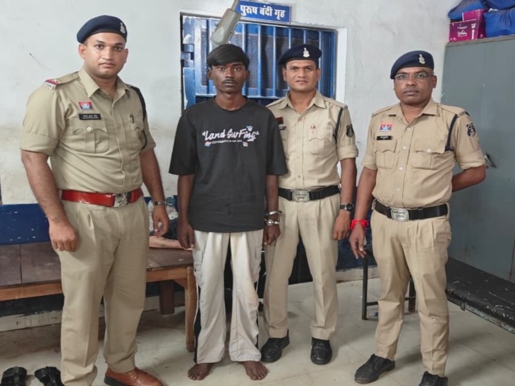 दुर्ग पुलिस ने मर्डर के आरोपी कोमल ढीमर (19) और एक नाबालिग को गिरफ्तार किया है।