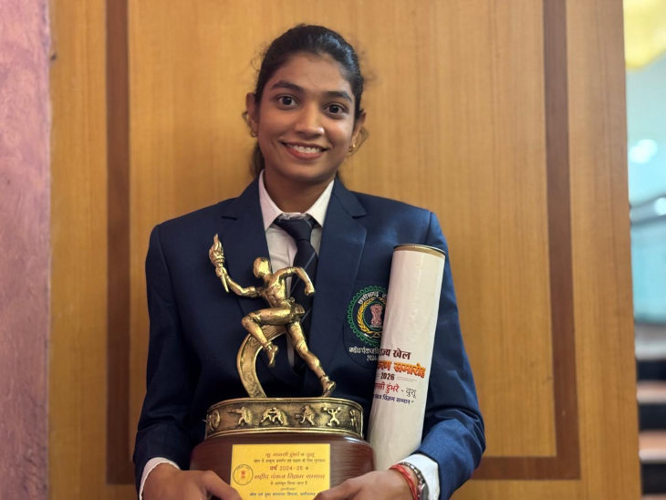 अलग-अलग खेलों में खिलाड़ियों के प्रदर्शन के आधार पर अलंकरण दिए गए।