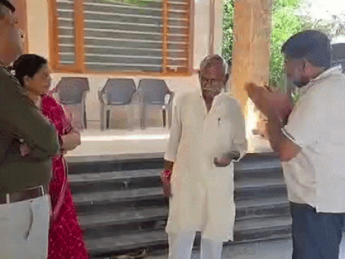 भाजपा की टिकट वितरण प्रक्रिया के बीच वार्ड 3 में विरोध सामने आया है। मौजूदा पार्षद प्रतिभा पाराशर और उनके पति अरविंद पाराशर वार्ड से संभावित भाजपा प्रत्याशी अनामिका शर्मा के ससुर सीताराम शर्मा के घर पहुंचे। इसके बाद उन्होने विरोध किया। उन्होंने विधानसभा अध्यक्ष वासुदेव देवनानी के प्रति नाराजगी जताई।