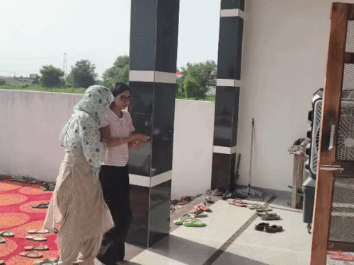 पिता की मौत की सूचना मिलने के बाद रोती हुई बेटी मुस्कान।