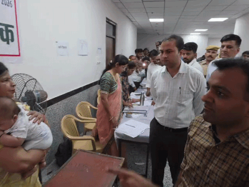 कलेक्टर लोक बंधु ने निर्वाचन कार्यालयों का दौरान व्यवस्थाएं देखी।