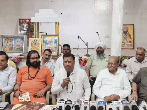 पत्रकार वार्ता को संबोधित करते हुए पंडित वेद पराशर।