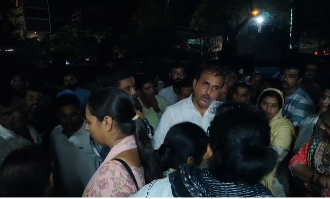 कोतवाली थाना परिसर में महिला शिक्षक