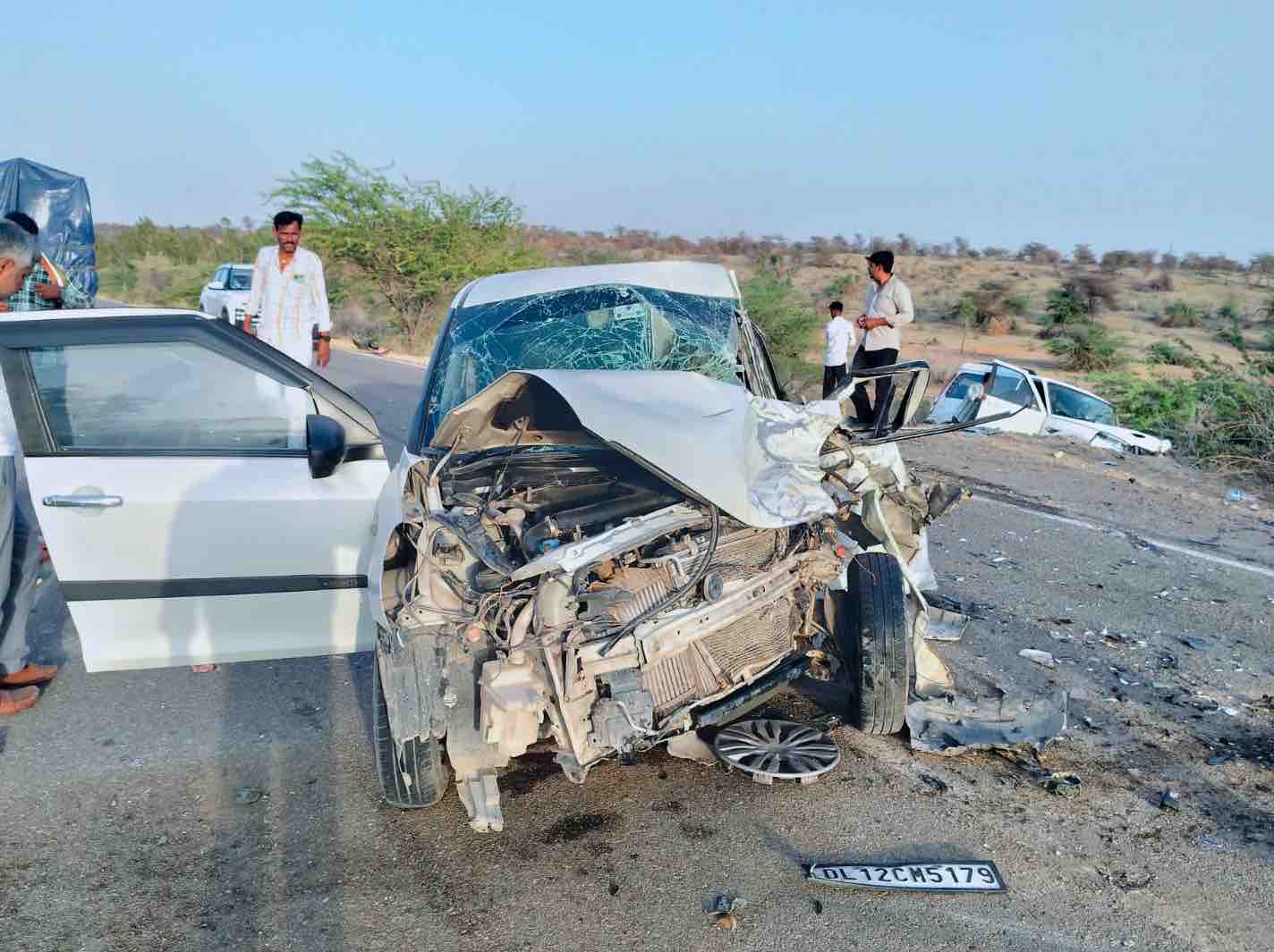कार को पीछे से टक्कर मारने के बाद स्कॉर्पियो सड़क से नीचे उतरकर पलट गई।