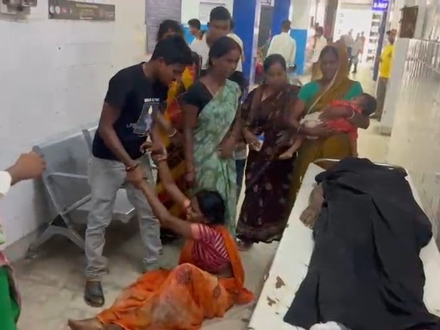 अस्पताल में परिजनों का रो-रो कर बुरा हाल है।
