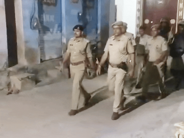 चिड़ावा DSP गौरव गुर्जर के नेतृत्व में थाना प्रभारी कैलाशचंद के साथ मंड्रेला थाना पुलिस और क्यूआरटी के जवानों ने फ्लैग मार्च निकाला।